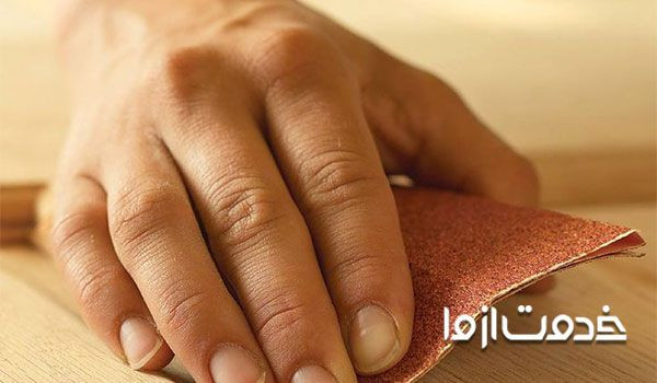 سمباده زدن قبل از زدن رنگ سفید روی چوب